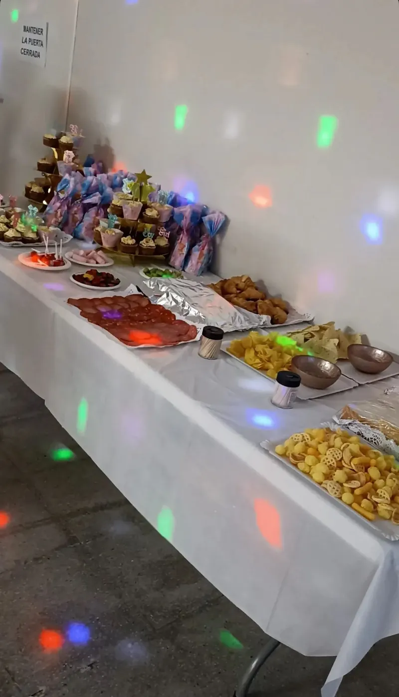 Buffet con platos variados para baby shower en Dulce Flow Sabadell