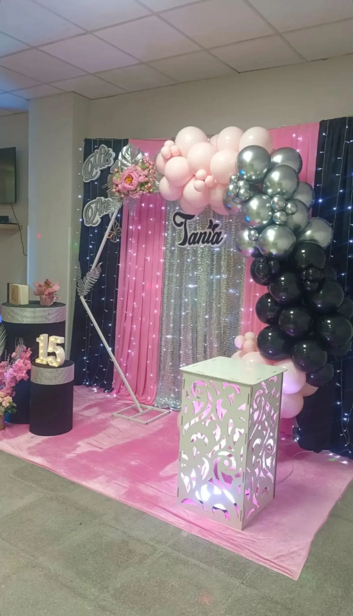 Castillo hinchable multicolor montado en la sala de cumpleaños infantiles en Sabadell