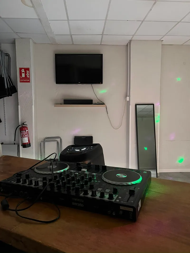 Equipo de DJ con controladora Serato para la fiesta de quinceañera en Sabadell