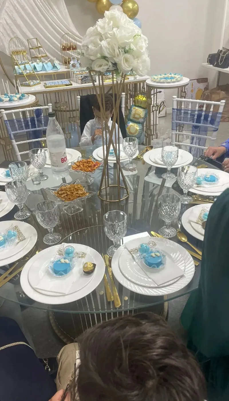 Mesa elegante con copas y centros florales lista para baby shower en Sabadell