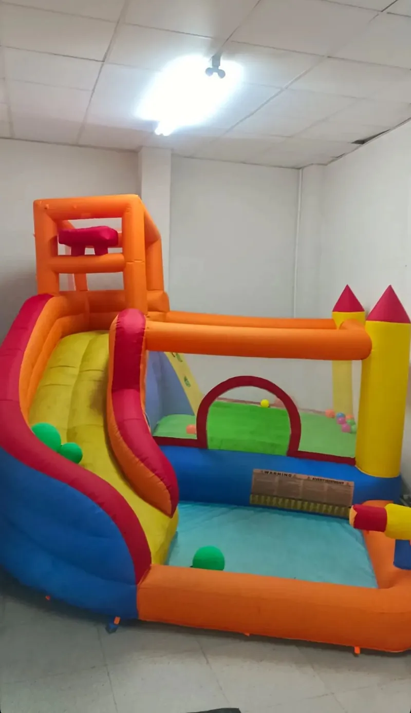 Mesa de dulces decorada en azul y dorado para comunión y bautizo en Dulce Flow Sabadell