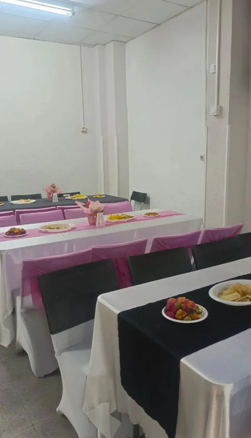 Mesa montada con mantelería rosa y negra para baby shower en Dulce Flow Sabadell