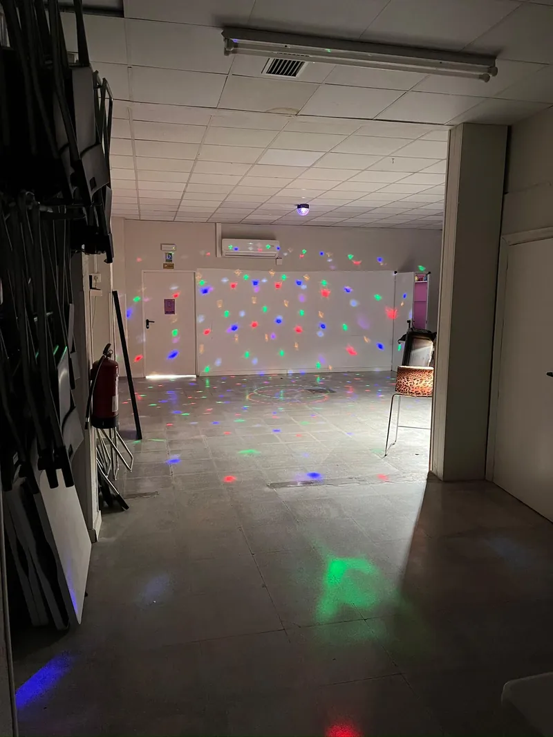 Pista de baile con luces disco lista para el vals y la coreografía de la quinceañera en Dulce Flow