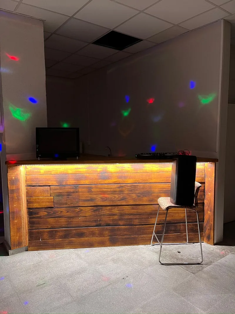 Barra con LED cálida en la sala privada para baby shower en Sabadell