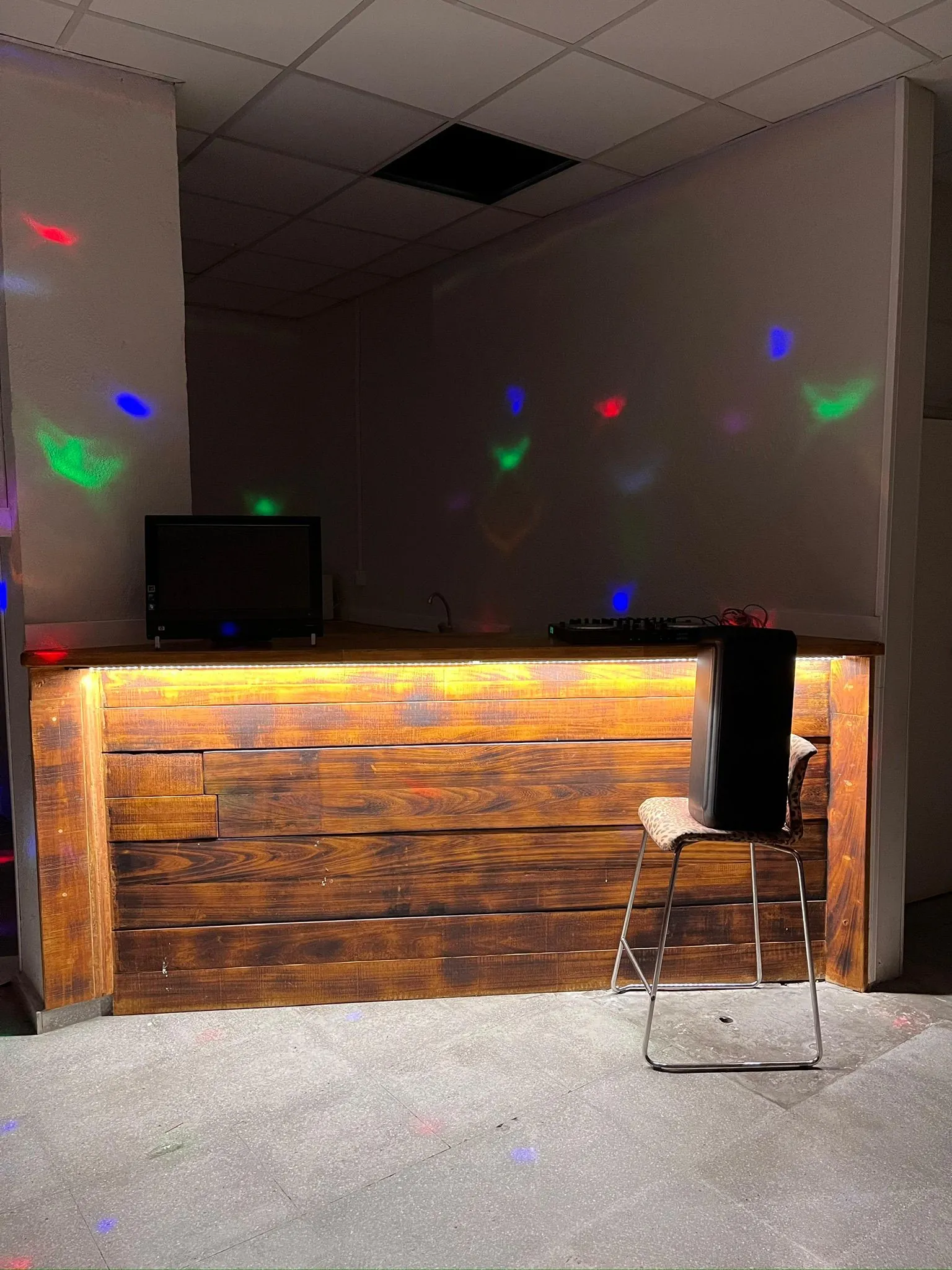 Barra iluminada en sala privada para despedida de soltera en Sabadell