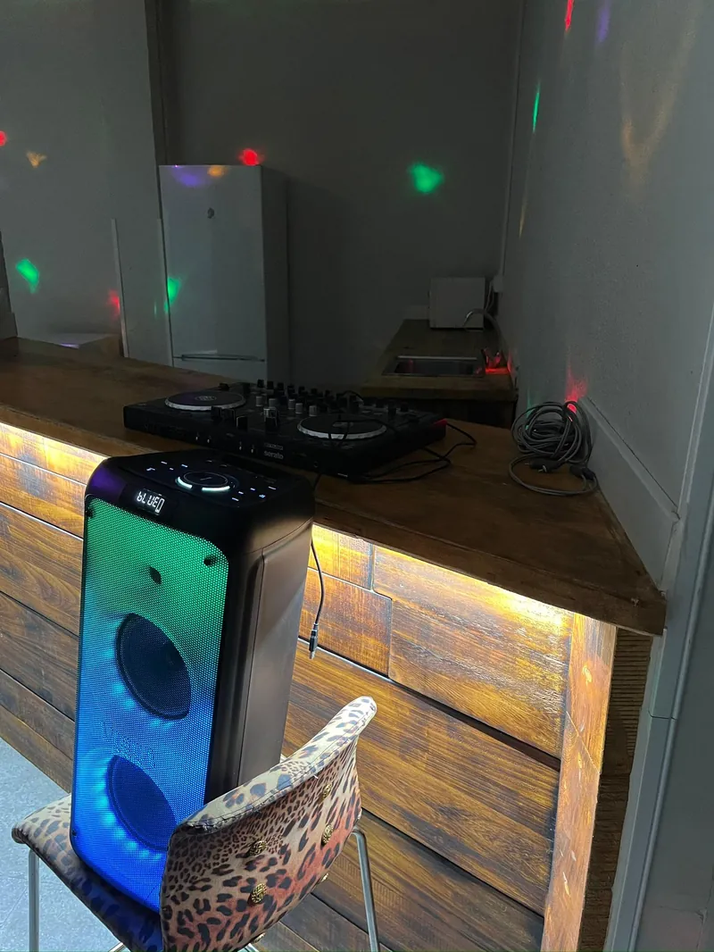 Sistema de sonido y mesa de DJ para quinceañeras en sala privada de Sabadell
